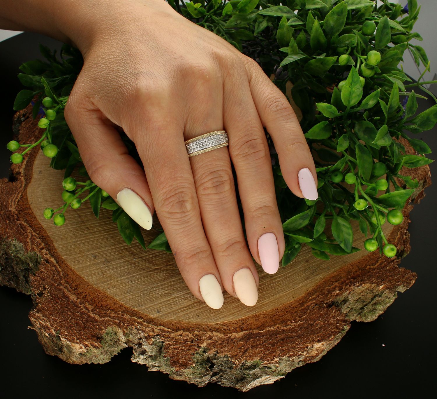 Złoty pierścionek 333 wysadzony cyrkoniami PI 6070 333. Złoty pierścionek z cyrkoniami. Szeroki złoty pierścionek. Złoty pierścionek na prezent. Złoty pierścionek na każdą okazję. Idealny złoty pierścionek dla kobiety (1).jpg